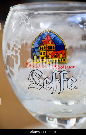 Vertikale Nahaufnahme von einem leeren Leffe-Bier-Glas. Stockfoto