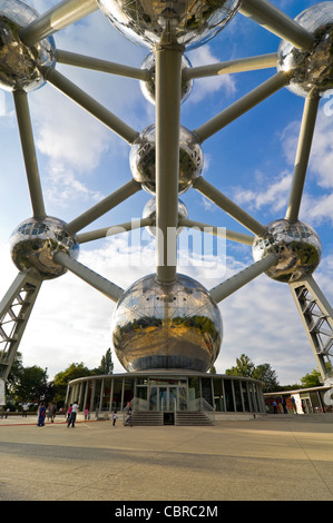 Vertikale Nahaufnahme von neun reflektierende Kugeln und dem Eingang des Atomiums Denkmals im Heysel Park vor einem blauen Himmel. Stockfoto