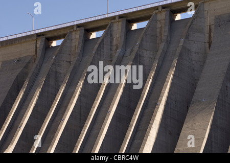 Vordergrund-Staudamm von Stahlbeton in Cavallers, Pyrenäen, Spanien Stockfoto