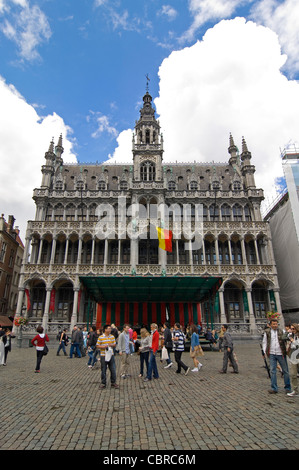 Vertikale Weitwinkel der gotischen Architektur des Königs Haus (Broodhuis, Maison du Roi bzw. Broodhuis) auf der Grand Place. Stockfoto