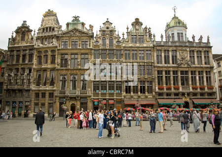 Horizontalen Weitwinkel Blick von der Terrasse des alten Giebelhäusern Zunfthäuser, die rund um den Grand Place in Brüssel. Stockfoto