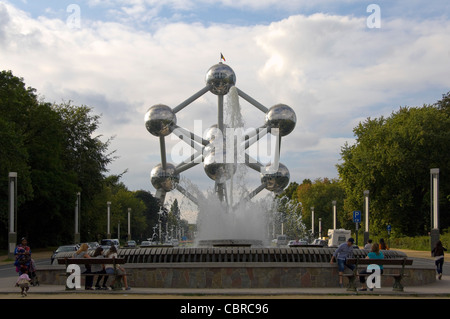 Horizontale Ansicht des Atomiums Denkmals im Heysel Park mit Touristen sitzen durch den Brunnen am Boulevard du Centenaire. Stockfoto