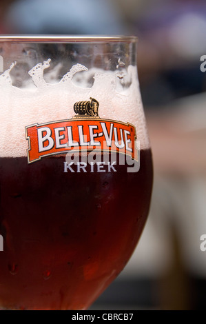 Vertikal nah geprägt eine traditionelle Frucht Lambic belgisches Bier in einem unverwechselbaren Querflöte Glas. Stockfoto