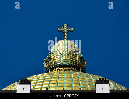 beeindruckende goldene Kuppel der Wiener Otto Wagner-Jugendstil-Kirche Stockfoto