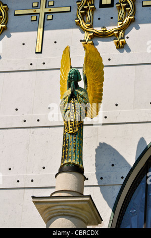 Statue von einem goldenen Jugendstil Engel beten am Wiener Otto Wagner Kirche Stockfoto