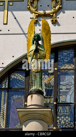 Statue von einem goldenen Jugendstil Engel beten am Wiener Otto Wagner Kirche Stockfoto