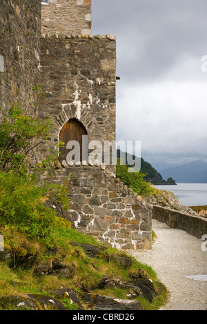 Tür zur Seite des Eilean Donan Castle am Loch Duich in Wester Ross, Schottland Stockfoto