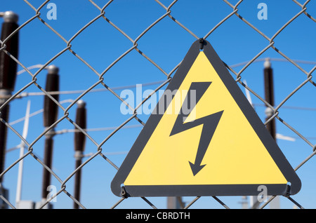 elektrische Gefahr Zeichen platziert auf einem Metallzaun Stockfoto