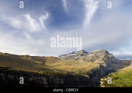 Blick auf das Massiv des Monte Perdido und Anisclo Tal im Ordesa Nationalpark; Huesca, Aragon, Spanien Stockfoto