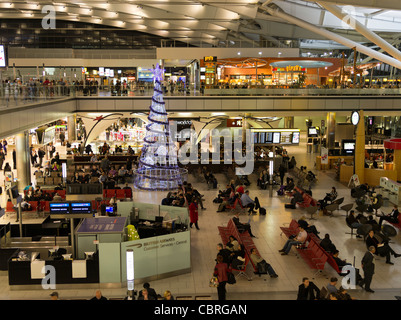 dh Terminal 5 Abflughalle HEATHROW AIRPORT LONDON UK International Passagier wartet Abflüge Personen Passagiere innen 5 Stockfoto