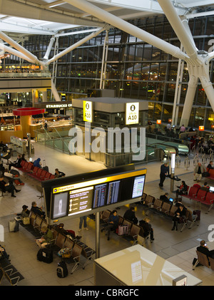 dh Terminal fünf 5 Abflüge FLUGHAFEN HEATHROW LONDON Passagiere, die in der Abflughalle des internationalen innenraums der britischen Bevölkerung warten Stockfoto