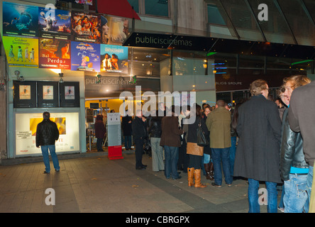 Paris, Champs Elysees, Frankreich, People Queuing stehen in der Schlange vor dem französischen Kino-Kino, am Abend Eingang der 'Drogerie Publicis', warten vor dem Kino, Leute warten draußen in der Schlange Stockfoto