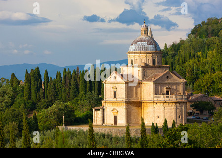 Die Wallfahrtskirche San Biagio mit Montepulciano im Hintergrund, südliche Toskana, Provinz Siena, Italien, Europa Stockfoto