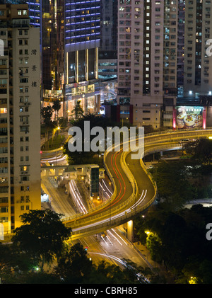 dh CAUSEWAY BAY HONG KONG City Lights Road und Flyovers Wolkenkratzer Gebäude Nachtverkehrsstraßen Moderne verlassene Autobahn Stockfoto