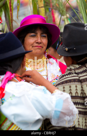 Frau gekleidet in traditionelle Kostüme für Inti Raymi Fest Stockfoto