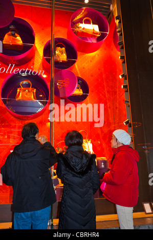 Paris, Frankreich, Couple Window Shopping, im Luxus-Bekleidungsgeschäft, Lancel, Schaufenster Damen Handtaschen auf der Avenue Champs Elysees, Haute Couture Accessoires Stockfoto