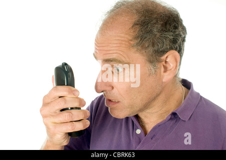 wütend Mittelalter senior woman Telefon mit ungläubig wütend Unbelivable Emotion Gesichtsausdruck Stockfoto