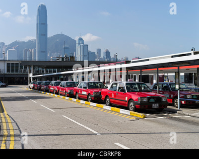 dh TSIM SHA TSUI HONG KONG Tsim Sha Tsui Ferry Pier Taxistand mit roten taxis Stockfoto