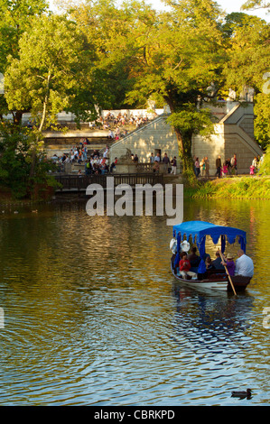 Neo-klassischen Theater "auf dem Wasser" im Royal Lazienki Park in Warschau, Polen Stockfoto