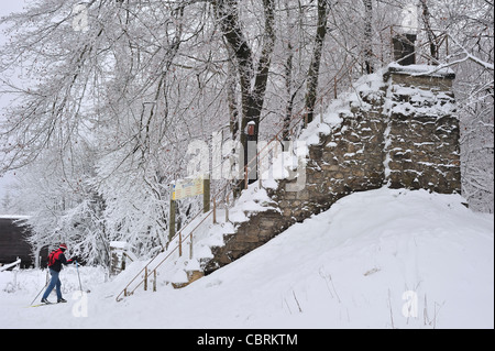 6 meter hohe Turm an der Signal de Botrange, höchster Punkt in Belgien, in das hohe Venn / Hautes Fagnes im Schnee im Winter Stockfoto