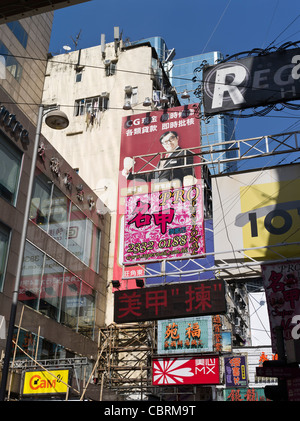 dh MONG KOK Hongkong chinesische Plakate Kalligraphie-Werbeanzeigen Straße Werbeschilder Stockfoto