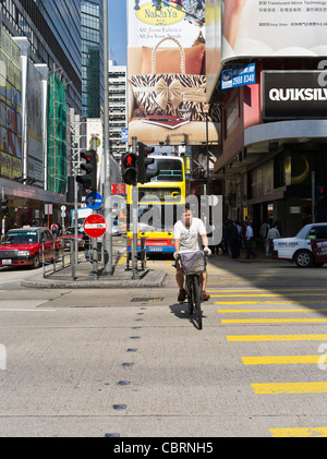 dh MONG KOK HONG KONG Chinese Mann auf Lieferfahrrad Stadt Straßen Fahrrad Arbeiter Radfahren china asiatische deliveryman Stockfoto