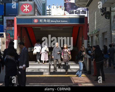 Dh MTR MONG KOK HONG KONG Chinesisch Mongkok Menschen in Mong Kok Station U-Bahn Eingang U-Schild Stockfoto