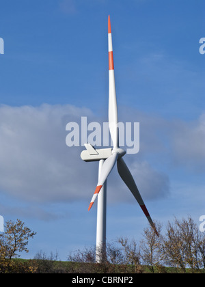 Windgenerator hinter einem Hügel Stockfoto