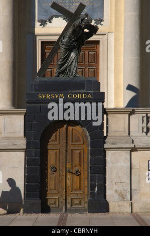 Statue von Svrsvm Corda vor Kirche des Heiligen Kreuzes entlang Krakowskie Przedmiescie Straße Warschau Polen Mitteleuropa Stockfoto