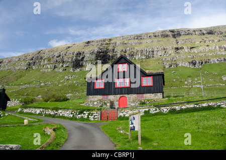 Königreich Dänemark, Färöer Inseln (aka foroyar). historischen Freilichtmuseum, kirkjubor Dorf. altes Bauernhaus mit sod Dach. Stockfoto