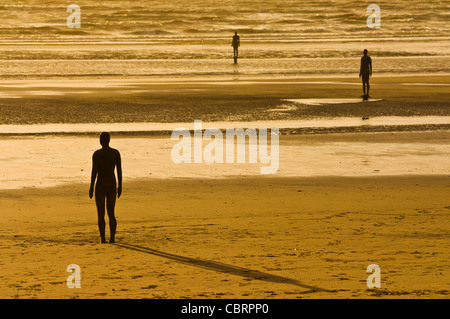 Drei lebensgroße Metallbildsaeulen auf Crosby Strand Merseyside England uk gb EU-Europa Stockfoto