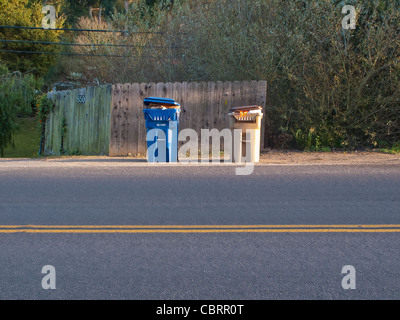 Zwei Behälter für Recycling und die andere für Müll sitzen am Straßenrand warten auf Abholung in Santa Barbara, Kalifornien. Stockfoto