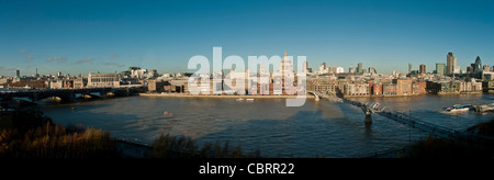 Panoramablick vom Mitglieder-Lounge in der Tate Modern, London. Mit Blick auf St. Pauls Cathedral. Stockfoto