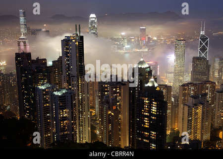 Hong Kong am nebligen Abend. Blick vom Gipfel Stockfoto
