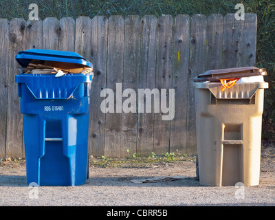 Zwei Behälter für Recycling und die andere für Müll sitzen am Straßenrand warten auf Abholung in Santa Barbara, Kalifornien. Stockfoto