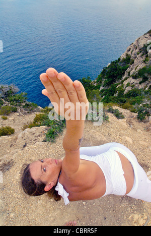 Model freigegeben: Attraktive junge Frau, Künstlerin Lena Tancredi, praktizieren Yoga vor dem Mittelmeer, Ibiza, Spanien - Foto von Nano Calvo Stockfoto