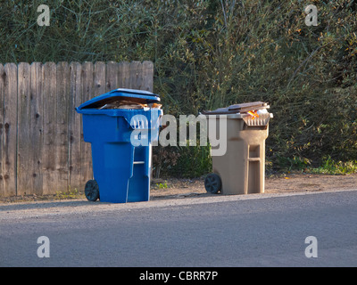 Zwei Behälter für Recycling und die andere für Müll sitzen am Straßenrand warten auf Abholung in Santa Barbara, Kalifornien. Stockfoto