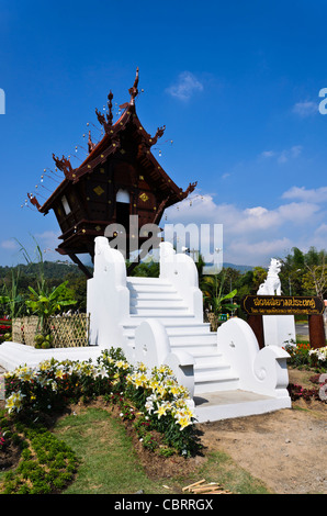 Große hölzerne buddhistischen Thai Geist Haus mit Chofa auf Dach & weiße Treppe am Royal Flora Ratchaphruek in Chiang Mai Thailand Stockfoto