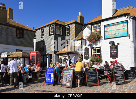 Das Sloop Inn traditionelle 14. Jahrhundert Pub beschäftigt mit Urlauber Gäste sitzen draußen im Biergarten. St Ives, Cornwall, England, Großbritannien Stockfoto