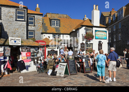 Das Sloop Inn traditionelle 14. Jahrhundert Pub beschäftigt mit Besuchern Gäste sitzen draußen in einem Biergarten. St Ives, Cornwall, England, Großbritannien Stockfoto