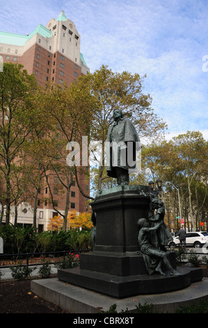 Blauer Himmel Herbst Bäume Parken Porträt Henry Ward Beecher Statue Bronze Figurengruppe, Columbus Plaza, Brooklyn, New York Stockfoto