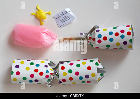 Nicht so doll Christmas Cracker mit Inhalt - Hut, Kalauer und Preis isoliert auf weißem Hintergrund gezogen Stockfoto