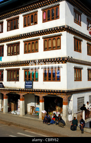 Multi-geschossiges Geschäftshaus im Zentrum von Thimphu, Bhutan Stockfoto