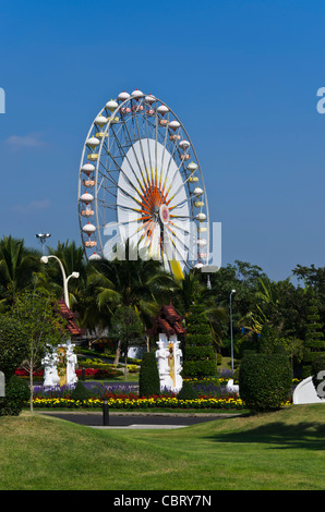 Enormen Riesenrad über Kokospalmen am Royal Flora Ratchaphruek in Chiang Mai Thailand Stockfoto