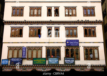 Multi-geschossiges Geschäftshaus im Zentrum von Thimphu, Bhutan Stockfoto