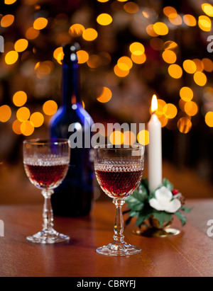 Schneiden Sie Glas Sherry oder Portwein Gläser vor einer Fokus-Weihnachtsbaum mit blauen Flasche Stockfoto