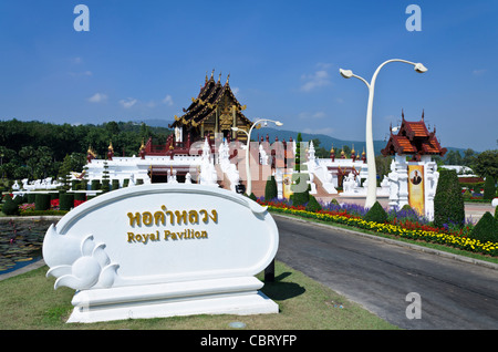 Melden Sie für Royal Pavilion mit dem Pavillon im Hintergrund am Royal Flora Ratchaphruek in Chiang Mai Thailand Stockfoto