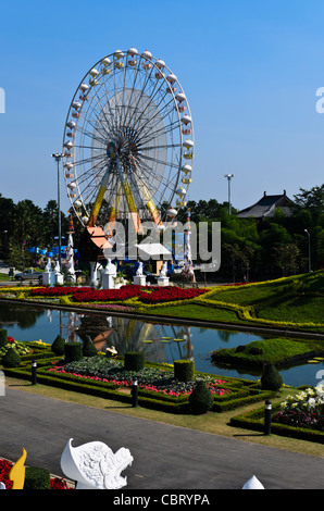 Enormen Riesenrad spiegelt teilweise Teich am Royal Flora Ratchaphruek in Chiang Mai Thailand Stockfoto