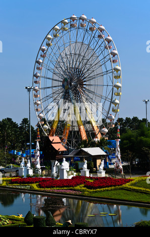 Enormen Riesenrad spiegelt teilweise Teich am Royal Flora Ratchaphruek in Chiang Mai Thailand Stockfoto