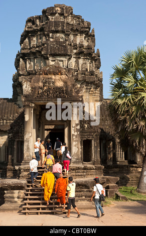 Besucher am westlichen Eingang, West Gopura, von der Tempelanlage Angkor Wat, Angkor, Siem Reap, Kambodscha Stockfoto